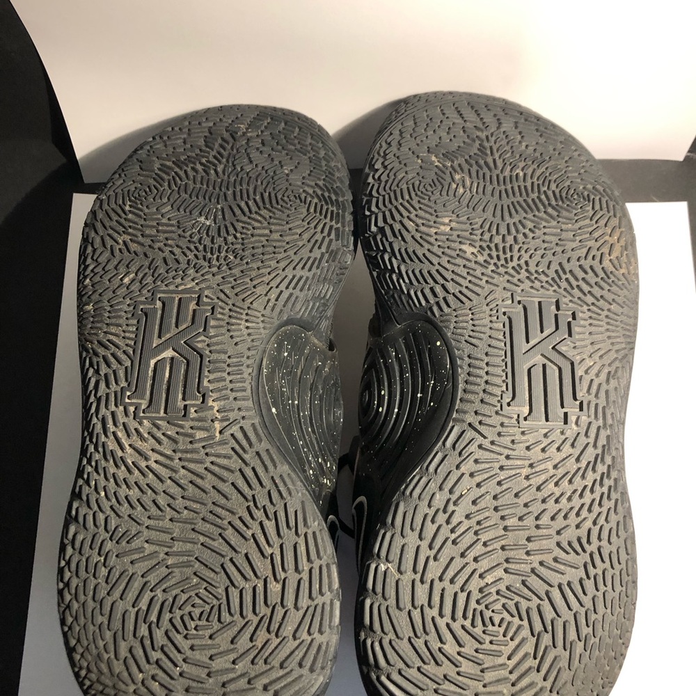 Nike Kyrie 3s (11.5) Near perfect condition - Picture 13 of 13